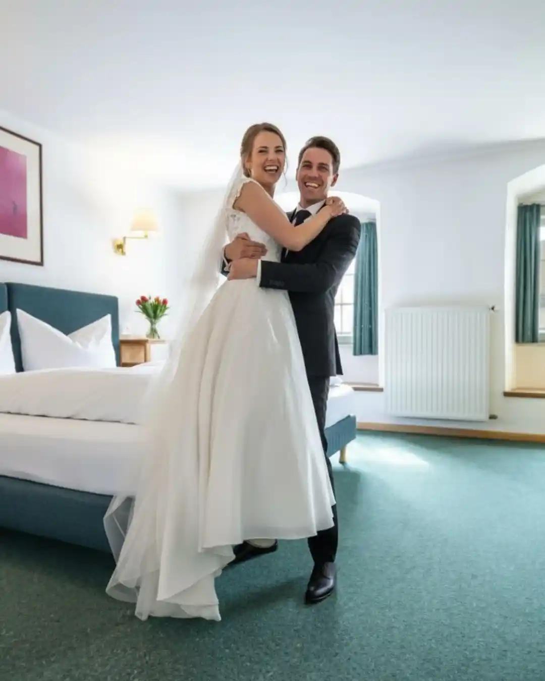 KI-Optimiertes Hotelzimmer Foto Nachher: Hochzeitspaar im Zimmer